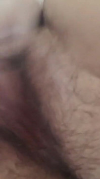 Cewek seksi raksasa lagi asik mainin memek tebalnya