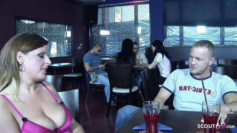 Full porn collection: 饥渴的大奶子熟女在酒吧里被tinder约会对象干