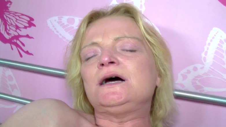 Deutsche Frauen: Madura alemana rubia se masturba en acción en solitario