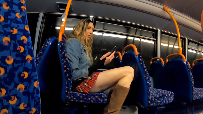The Midnight Minx: Voyage en bus avec un travesti excité