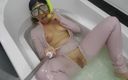 Larisa Cum: 베이지색 라텍스 정장과 마스크를 쓰고 물로 욕조에서 놀고 있어요!