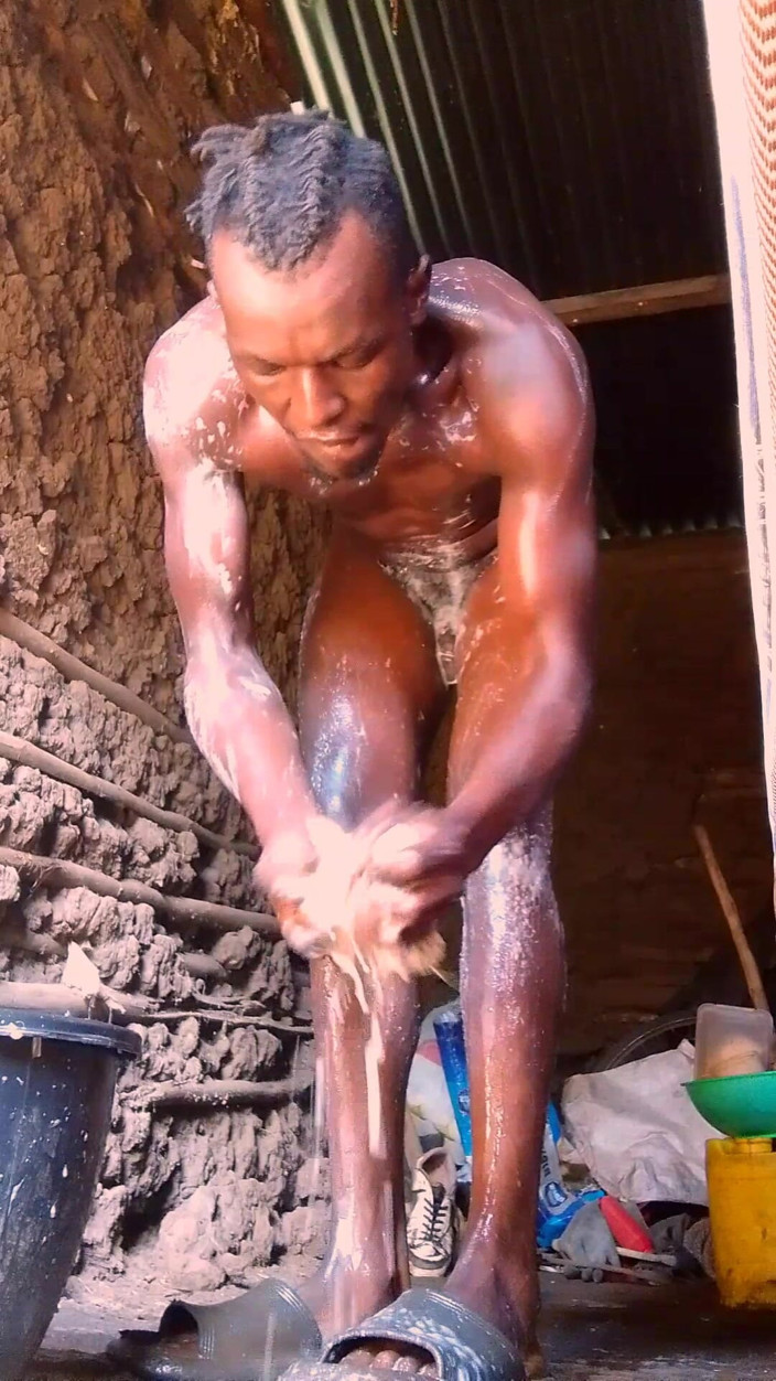 HWillovahh: Un garçon gay salle de bain dans une maison de...