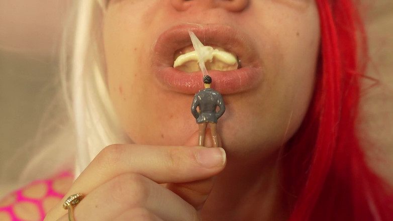 AmayaMori: Giganta hermanastra mastica goma de mascar, luego le chupa a...