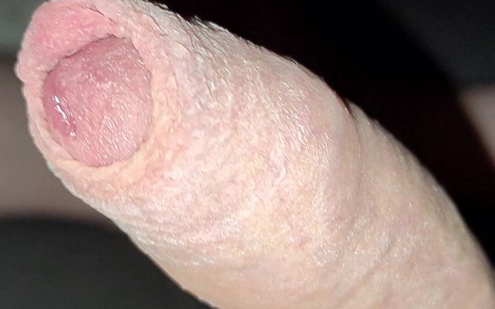 Stiansr: Amateurin masturbiert im bett