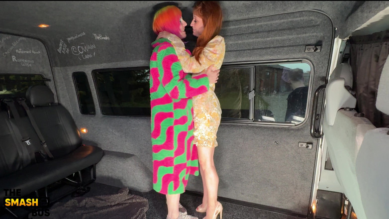 Smash bus: Lily Kink sbalí swinger pár na divokou smash jízdu v...