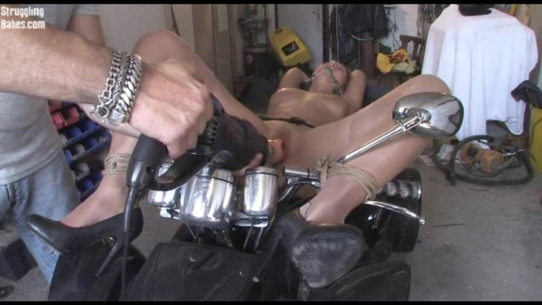 Submissed: Samantha трахнули машиной