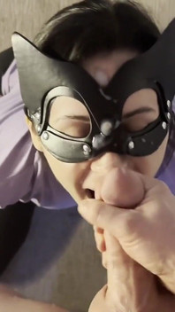 Babá gostosa dá ao namorado um boquete desleixado e recebe um facial bagunçado!