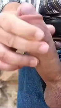 Uomo maturo si masturba in luoghi pubblici