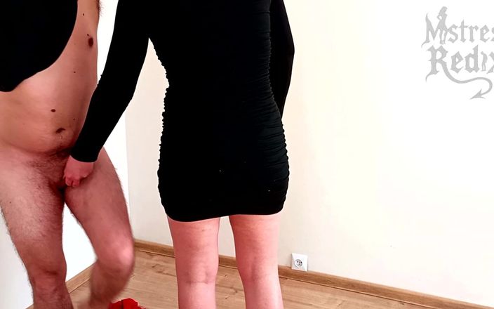 Mistress Redix: Пытка яиц в наручниках