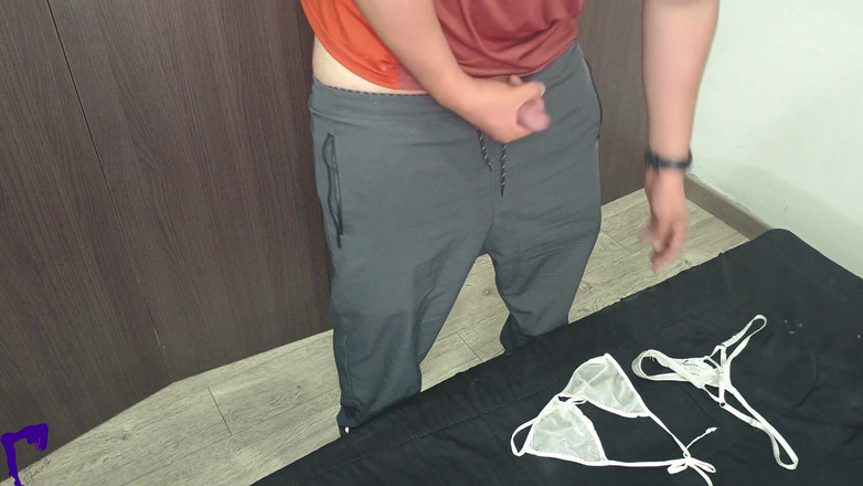 AlinaVelvet: Sexy spolubydlící mě přistihne při honění s jejími kalhotkami, saje špinavé,...