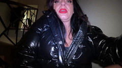 MilfyCalla: 楼梯脱衣挑逗 - 柔软的手淫和肮脏的耳语