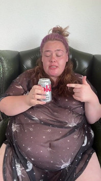 Una enorme bbw affamata si riempie a colazione