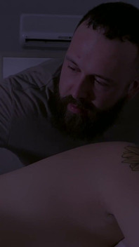 Miles Striker, Gemma, Lia Grace'in yer aldığı bitişik odalar