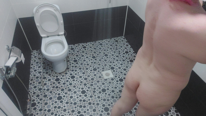 Kitty_Cross: Zadek Shemale White Báječné vnadné tělo flirtuje na podlaze koupelny