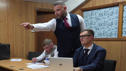 Jak White: Zlobí muži v kanceláři