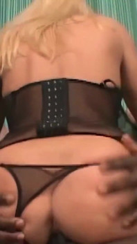 Si blonde panas yang serius dalam pakaian dalam seksi melakukan dua lelaki hitam dalam seks bertiga liar.