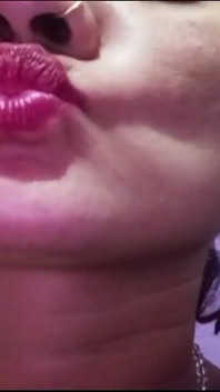 Indian Bhabhi Give Sexy Lips Kisses to All Her Fans