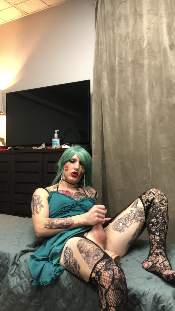 Sissy Bailey Wilde: Une tapette taquine extrêmement sexy se masturbe