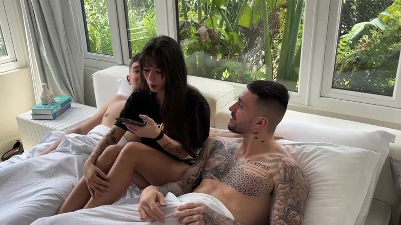 Bradybud: Trio sauvage avec La Petite Latina White Mells Double Pénétration