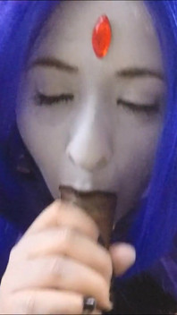 Raven usa le sue tette succose