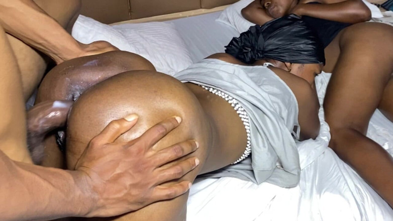 Moonlight blues: Gagică cu forme îl lasă pe colegul ei de cameră să-l...