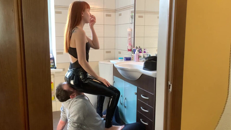 Petite Princesses Femdom: Obličejová židle pro bohyni Kiru v latexových kalhotách - sezení na obličeji...