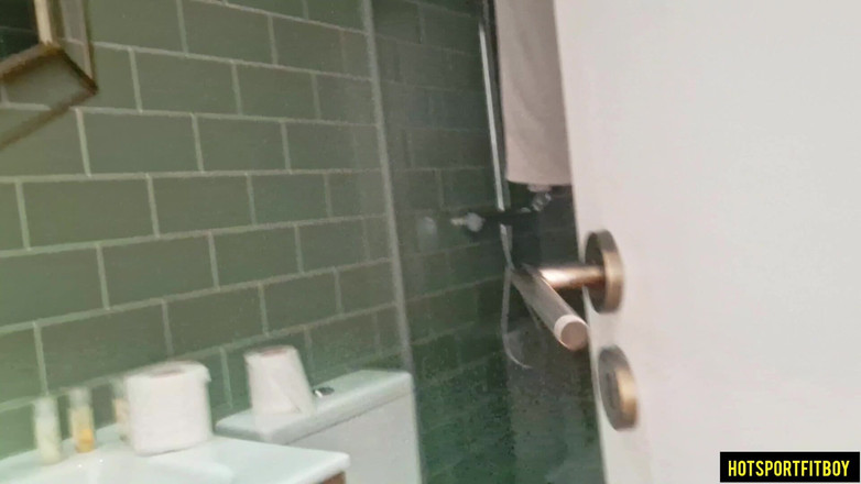 Hotsportfitboy: Riskabelt runk i hotellrummet