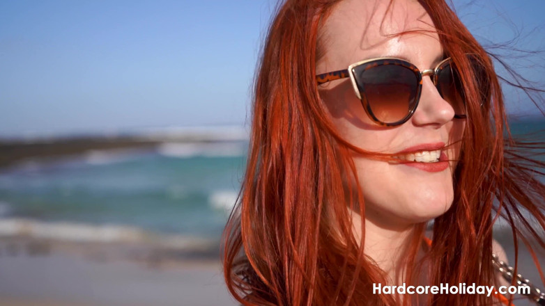 Hardcore Holiday: Pelirroja cachonda se la follan