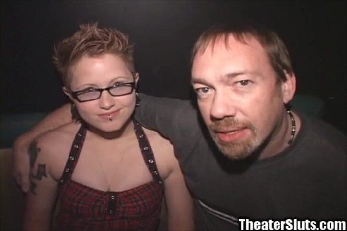 Theater Sluts: Memek becek cewek punk rock di-gangfuck di pesta seks bukkake...