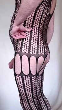 Crossdresser con plug anal masturbándose