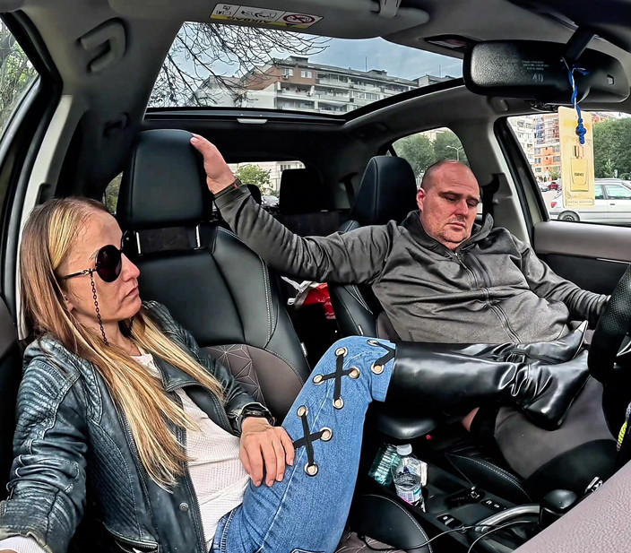 Mistressyammyboots: Sembah kasut saya di dalam kereta, hamba - ini adalah tempat...