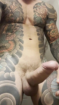 Tatuado Fibrado Se Hace Una Paja