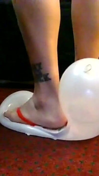 Chanclas apareciendo globos