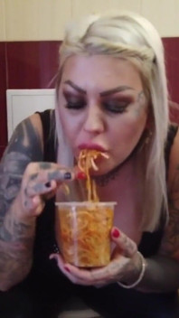 MILF blonde bertatu makan spaghetti di tandas