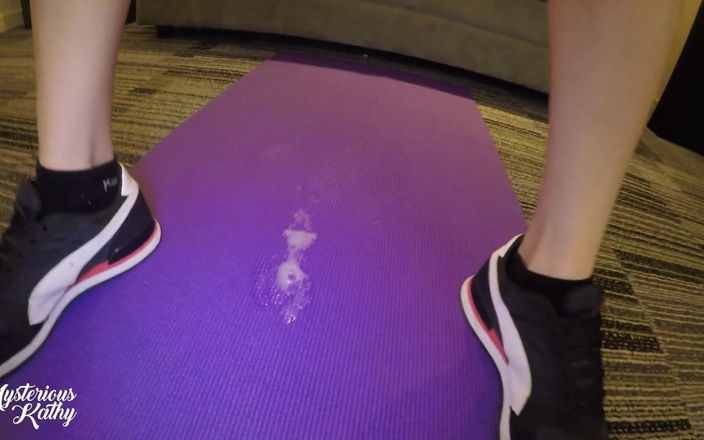 Mysterious Kathy: Une fille de fitness squirte dans un short de yoga