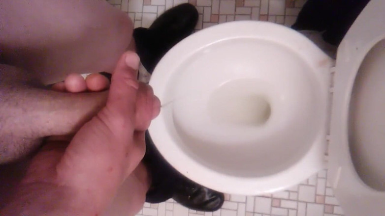 LilTaste: L'arrapante transgirl gioca con me stessa mentre piscio