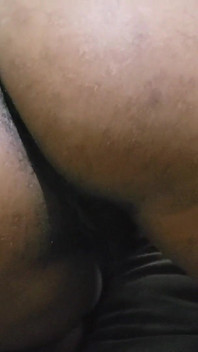 Es posible que veas mujeres hermosas con grandes culos desnudos lamiendo y follando sus agujeros de amor en el porno de gran culo