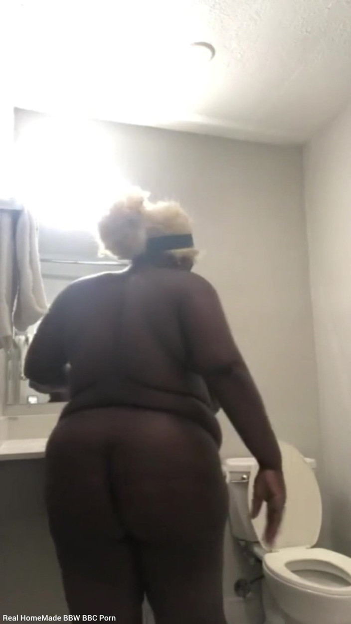 Super sexy ebony cuties: Membentangkan pepek saya kencing di lantai bilik air hotel