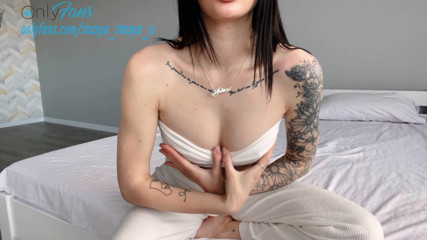 Stasya Pollna: Une Ukraine se caresse la chatte