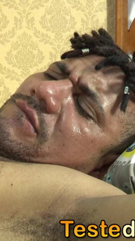 Der Chef fickte sein Dienstmädchen im Bett des Paares
