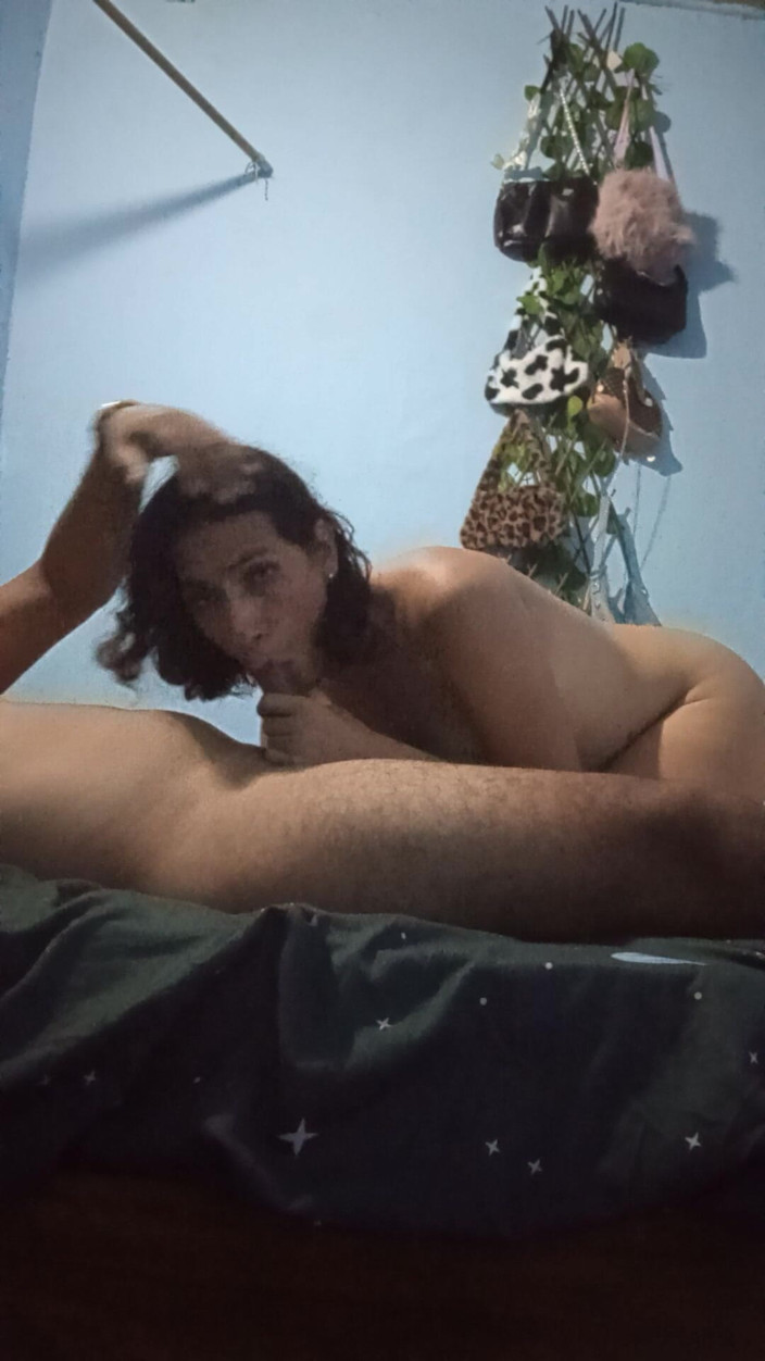 Femboy from Colombia: Blowjob bagus yang memberikan banyak kesenangan