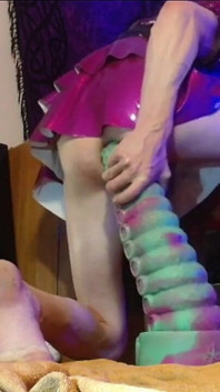 Dernière partie d’une longue séance de baise en pvc violet, la dernière série de jouets anaux extrêmes XL énormes