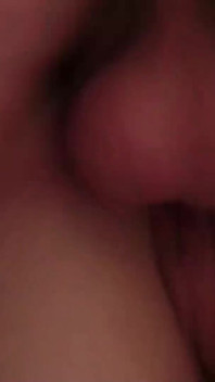 Een oude man neukt een mooie tiener voor haar eerste porno
