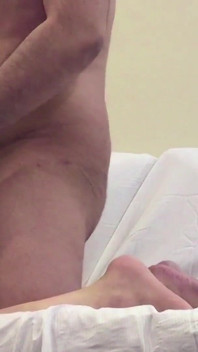 La moglie sottomessa con culo grosso e tette grandi viene sculacciata schiaffeggiata e poi le sue tette pressate duramente