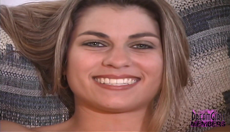 Dream Girls: bahut sundar kolej garl mere sophe par viry nikaalti hai
