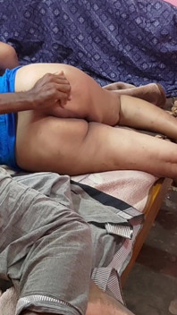 आंटी अपने कपड़े बदल रही थी और मैंने उसे पीछे से रगड़ दिया और उसके साथ सेक्स किया
