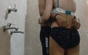 SexyIndi couple: Follada hermanastra en el baño