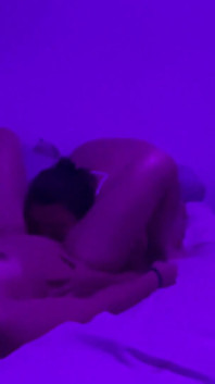 Kawan baik Sleepover berakhir dalam adegan lesbian yang mengujakan
