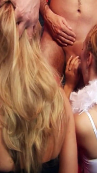 Semen blondinen szene - 1 blonde MILfs mit dicken hintern genießen eine doppelpenetrationsorgie und cumshots auf ihre gesichter