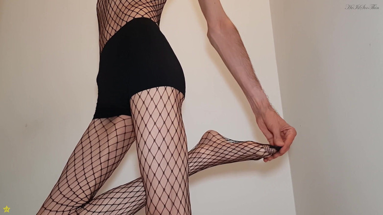 HeIsSooThin: Strip Try
